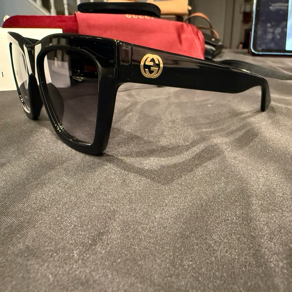 Gucci GG1714S cat-eye sunglasses with a black frame and solid grey lenses - Picture 15 of 15